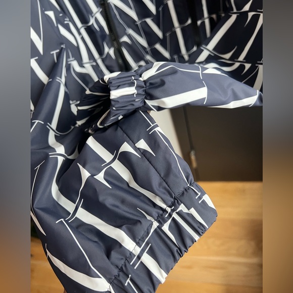 Valentino Windbreaker in a Size Large Men’s/Unisex . - Picture 3 of 7